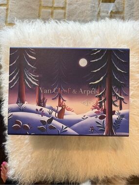 VAN CLEEF & ARPELS holiday packaging box